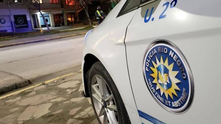 Conmoción en Bariloche: una mujer le dio una patada en la cabeza a un bebé y quedó detenida