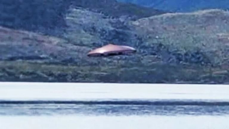 ¿Un OVNI en el Canal Beagle? La insólita foto viral de Ushuaia y el análisis de un experto