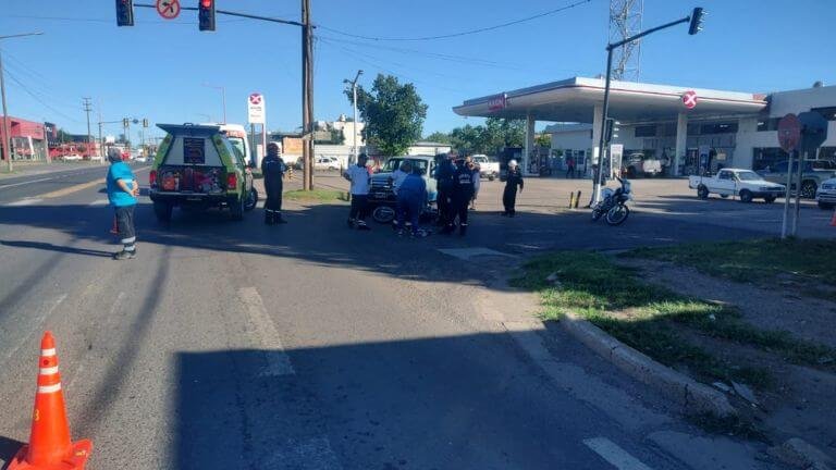 Accidente en Ruta 8 y J.B. Alberdi: colisión entre moto y camioneta deja una persona herida