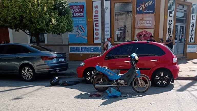 Colisión entre motocicleta y automóvil - Juan B. Justo y Juan B. Alberdi