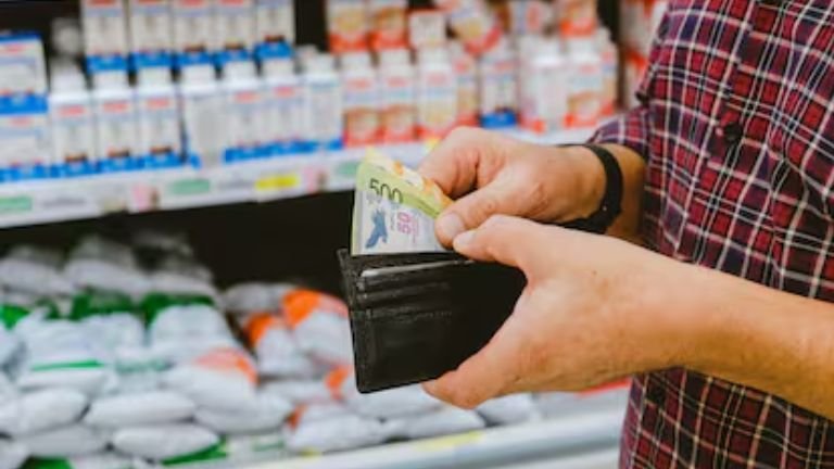 El consumo de los hogares cayó 1,1% interanual en agosto y frena su recuperación