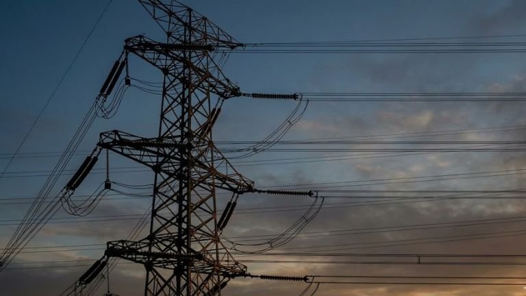 El Gobierno exige a las grandes industrias abastecer su propia energía para proteger el sistema eléctrico