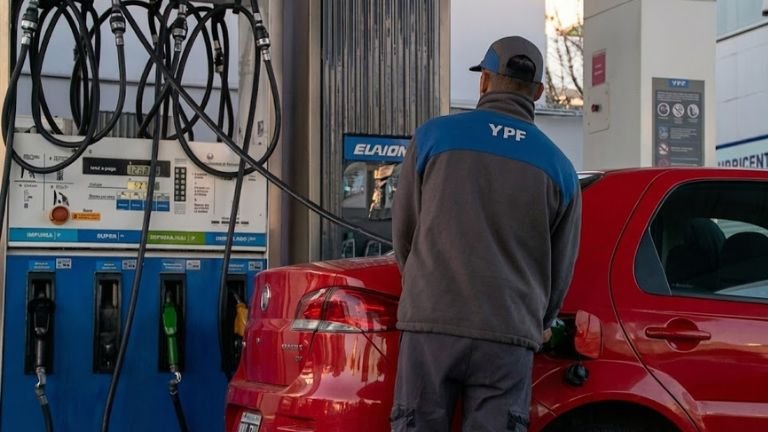 La venta de combustibles cayó un 2,19% interanual en agosto y sumó su séptimo mes en baja