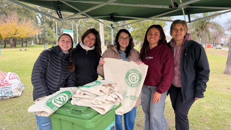El canje de reciclables por ecotachos sumó una nueva jornada en la plaza Juan Pablo II