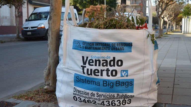El Municipio distribuye bolsones para residuos mayores en seis barrios de la Zona 4