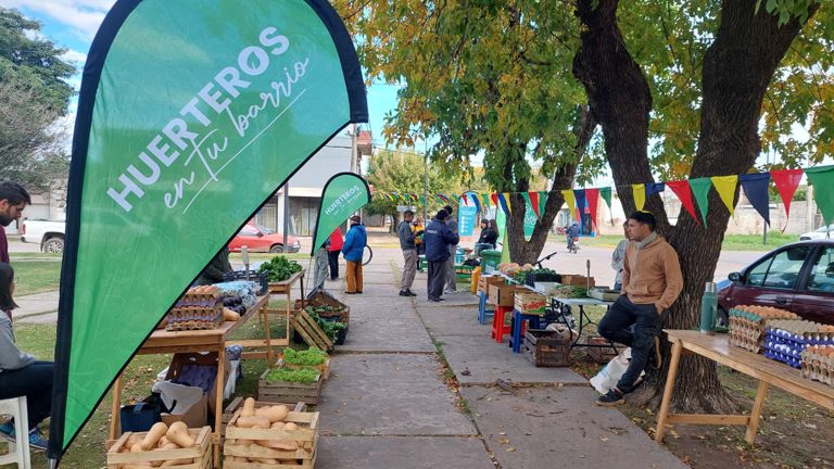 La feria Huerteros en tu Barrio regresa a la plaza Vera Peñaloza con su sistema de ecomonedas