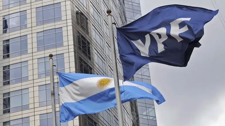 La Justicia de EE.UU. falla a favor de la Argentina y revoca la condena de 16.000 millones de dólares por YPF