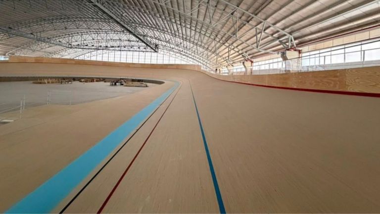 Con una inversión millonaria, Santa Fe finalizó el montaje de la pista de madera en el Velódromo de Rafaela
