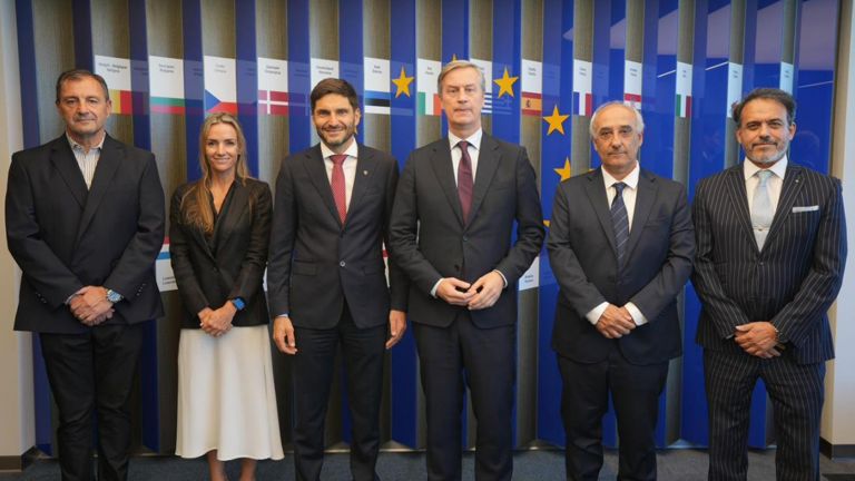 Pullaro se reunió con el embajador de la Unión Europea en busca de revisar criterios regulatorios
